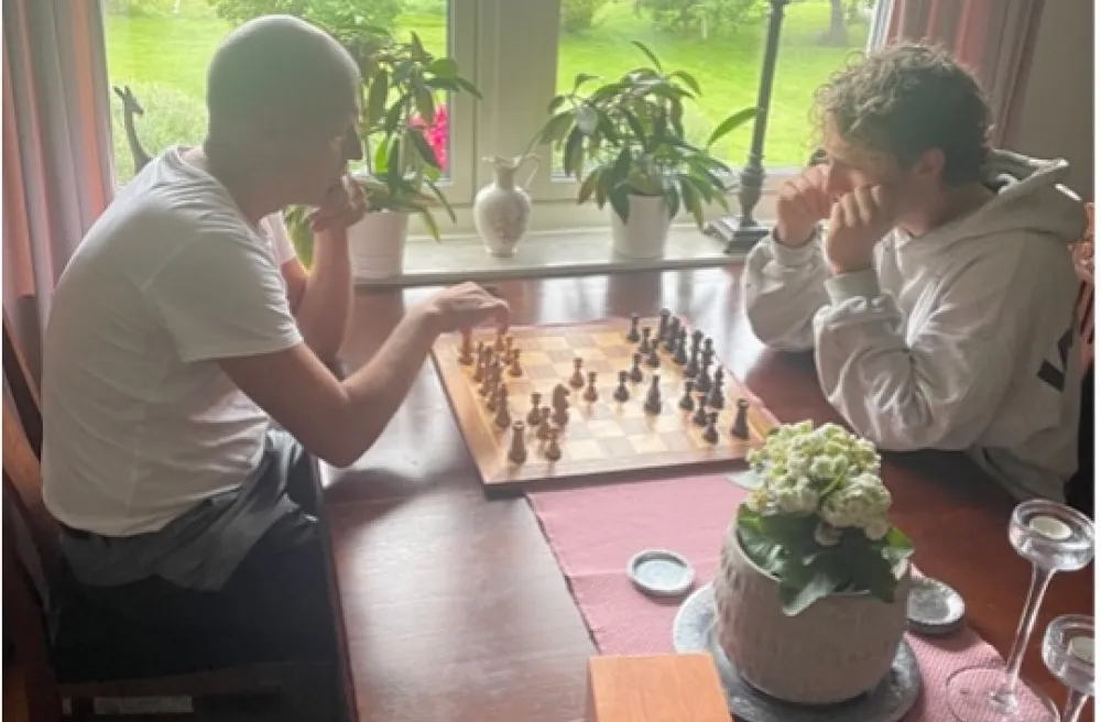 Brock fordert Richard aus Schweden beim Schach heraus