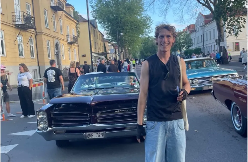 Brock steht vor einem amerikanischen Wagen