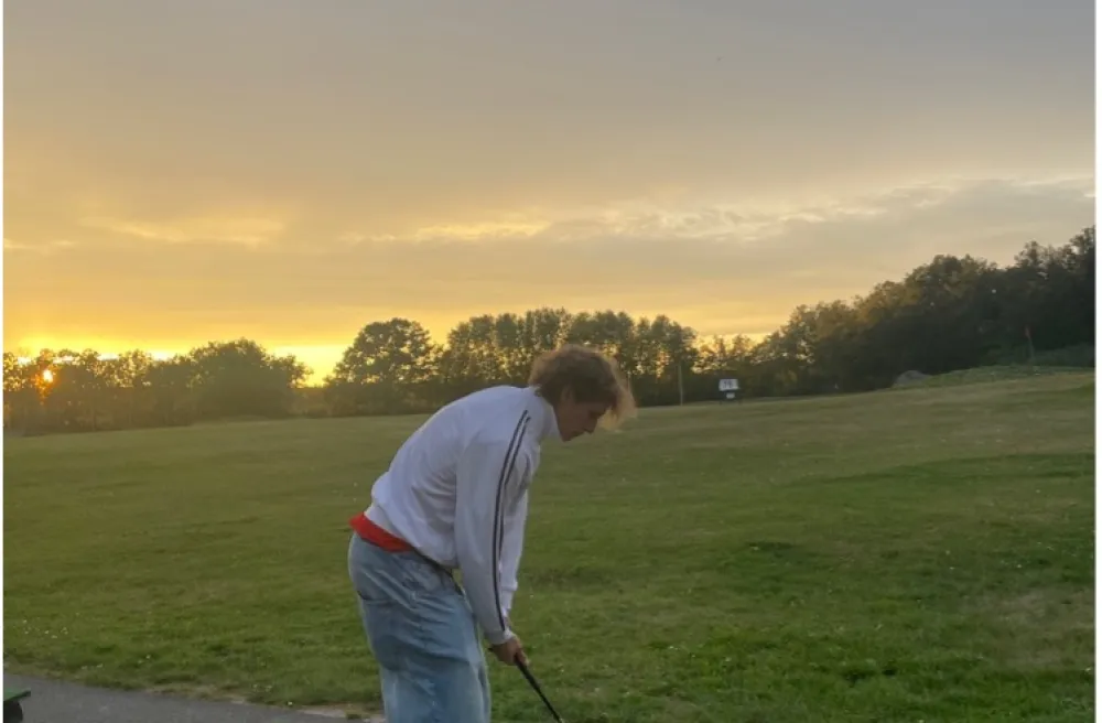 Brock macht einen Golf Abschlag