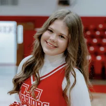 Austausch-Schuelerin in Cheerleader-Uniform in den USA