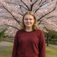 Mädchen vor Kirschblüten in Japan 