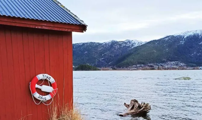 Rotes Boothäuschen an norwegischer Küste