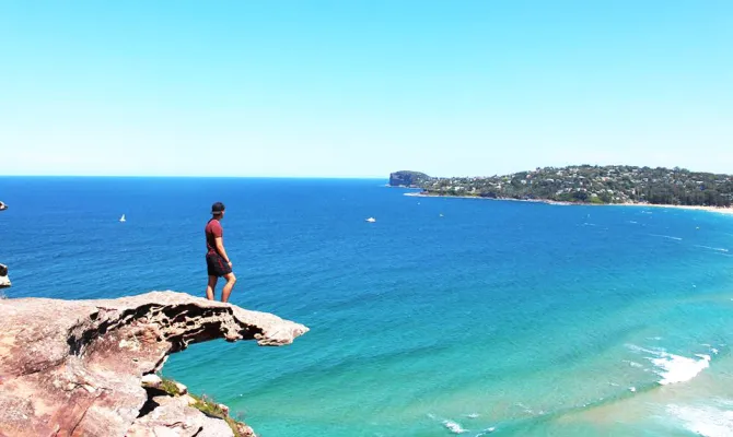 Austauschschüler geniesst Aussicht von Plattform über Ocean und Strand