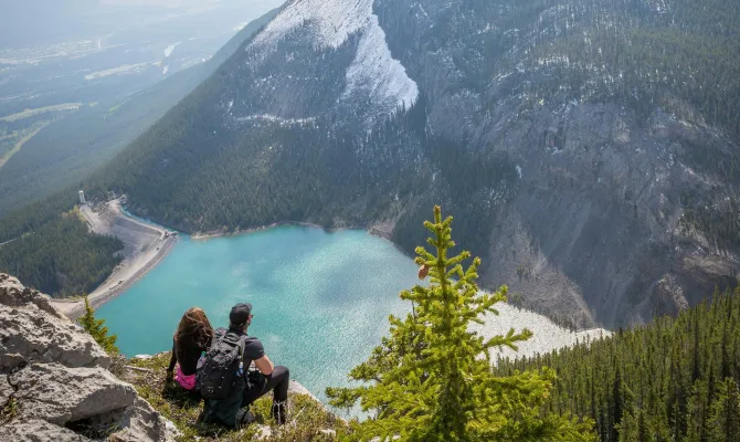 Schüler auf Aussichtspunkt mit Bergseelandschaft in British Columbia Kanada