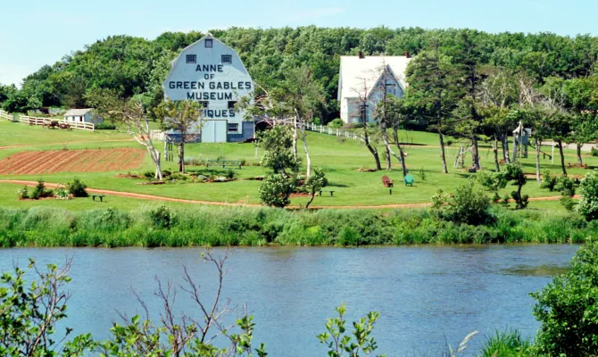 Historisches Haus am See, grüne Hügellandschaft in PEI Kanada.