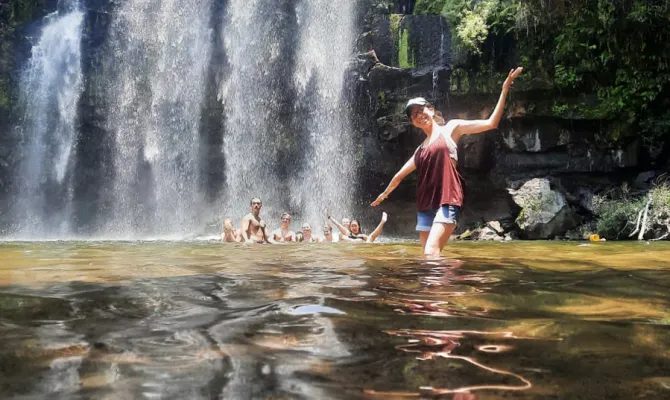 Schüler baden unter Wasserfall im Dschungel Costa Ricas.
