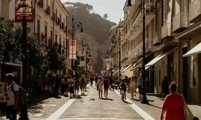 Italienische Gasse in Altstadt mit flanierenden Menschen