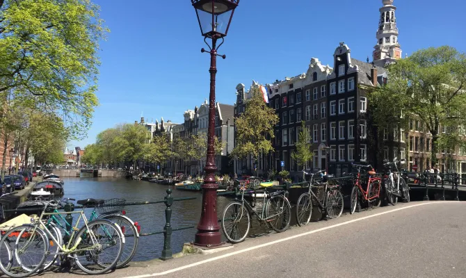 Fahrräder geparkt am Fluss entlang auf Brücke in Amsterdam