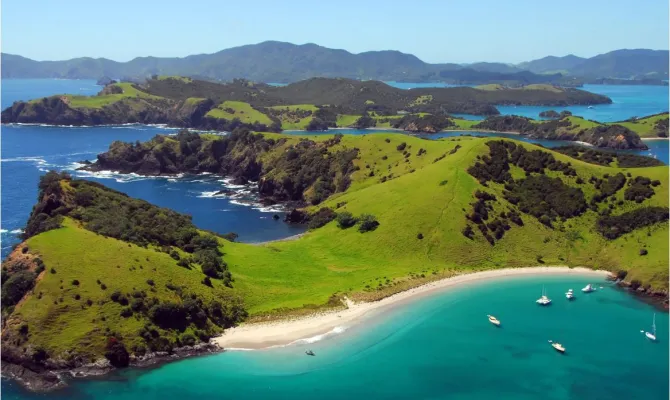 Vogelperspektive auf die wunderschöne Bay of Islands in Neuseeland.
