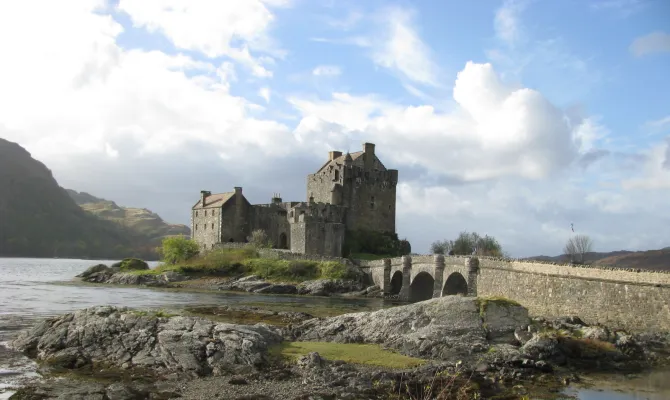 Schottisches Schloss und Landschaft im Sommer.