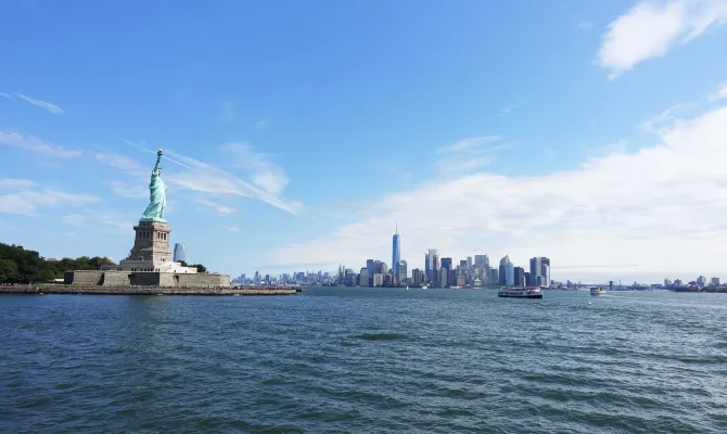 Sicht von Boot auf Freiheitsstatue in New York.