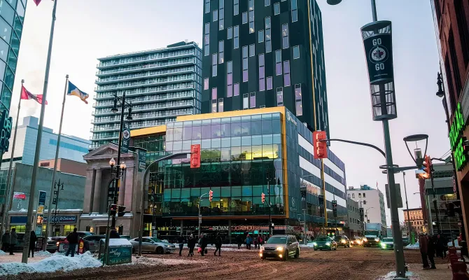 Stadtzentrum mit Hochhäusern und Strasse in Abenddämmerung