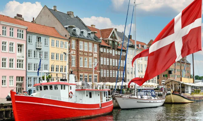 Bucht von Kopenhagen mit Schiffe und bunter Häuserfront