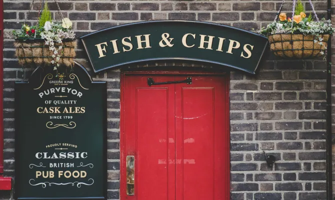 Rote Tür von Fish and Chips Restaurant in Backsteingebäude in England