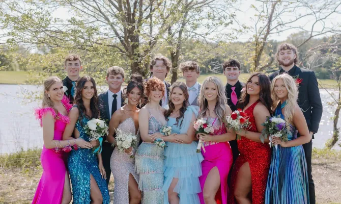Gruppenfoto von Freunden in schoener Kleidung fuer den Prom in den USA