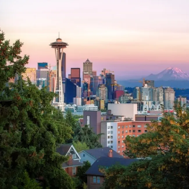 Destination Seattle mit Turm Space Needle im Abendrot