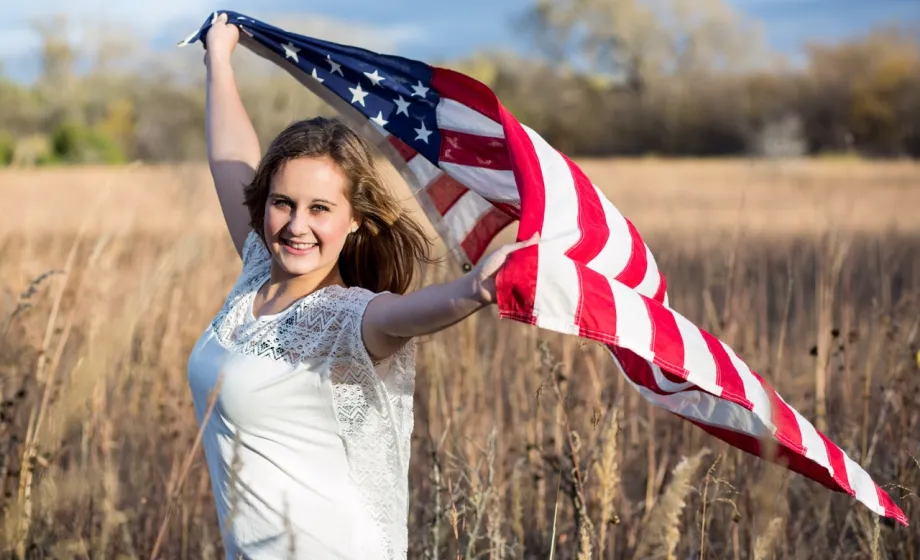 Schülerin mit USA Flagge