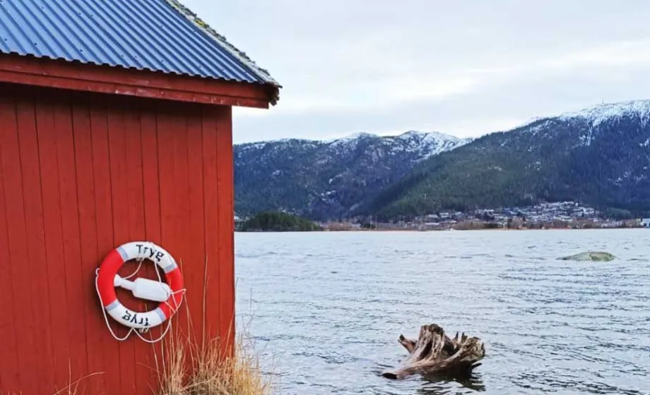 Rotes Boothäuschen an norwegischer Küste