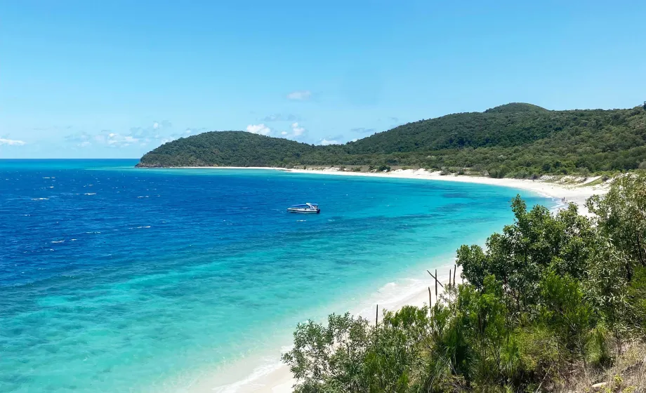 Weisser Sandstrand und türkis Ocean in Australien.