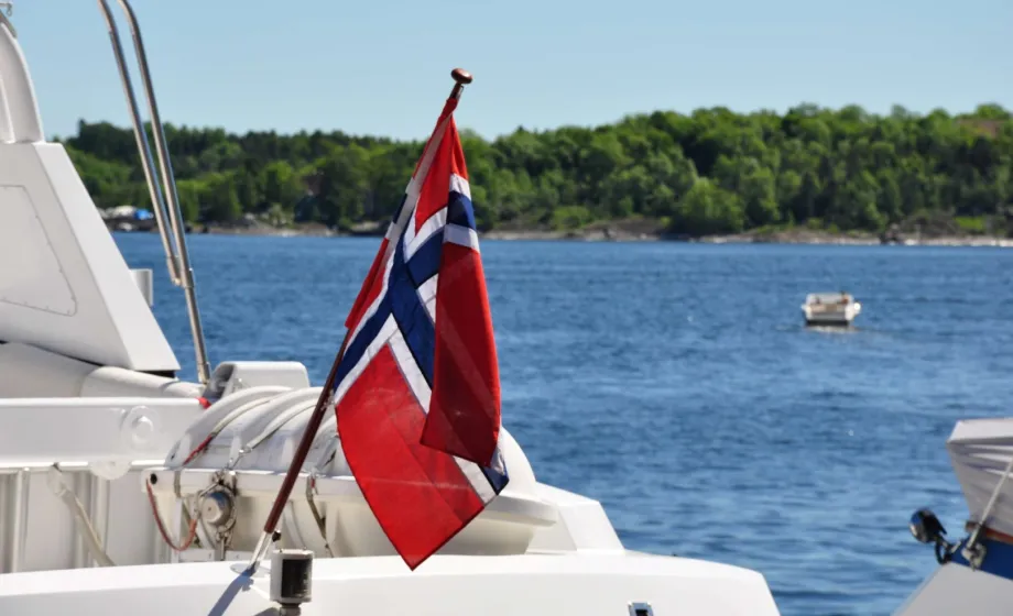 Norwegische Flagge auf Boot in der Ostsee.
