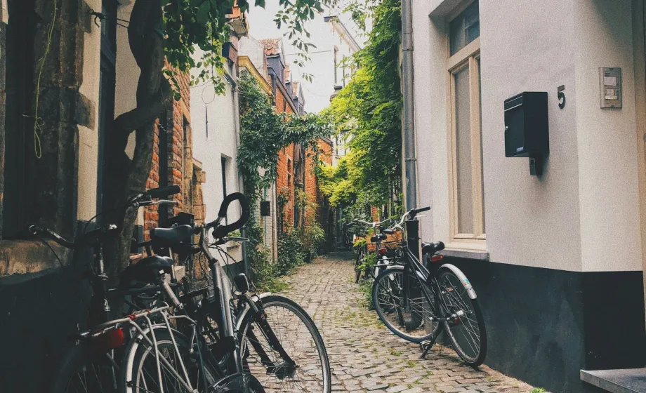 Velo in schöner Gasse entlang Stadthäuser