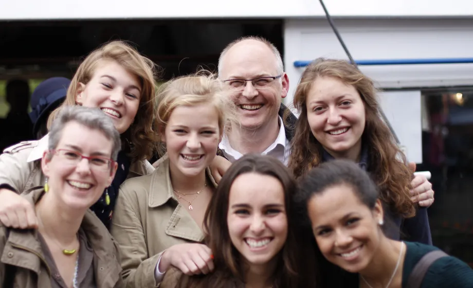 Betreuungspersonen mit Austauschschülerinnen Gruppenfoto