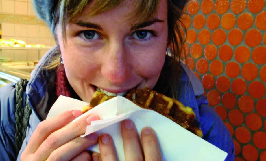Austauschschülerin isst leckere belgische Waffel