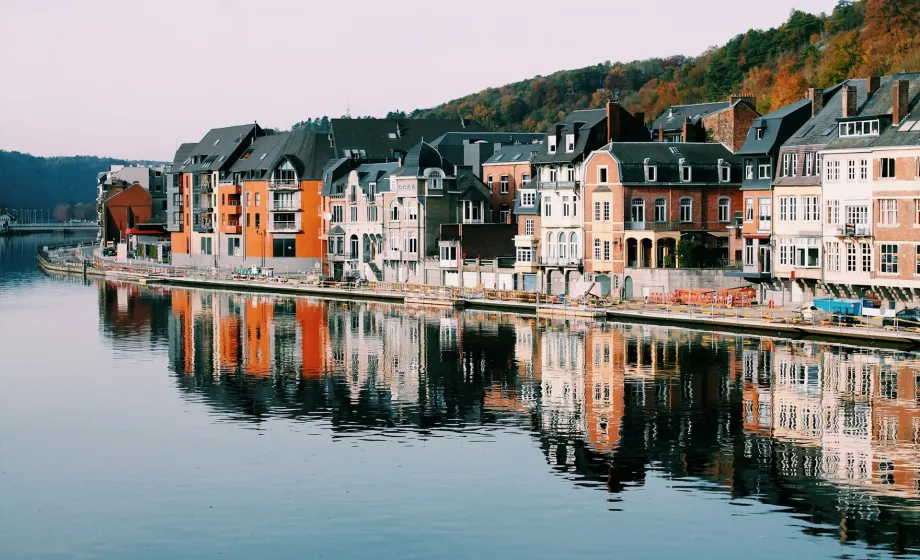 Bunte Stadtfassade eines Küstenortes entlang dem Wasser