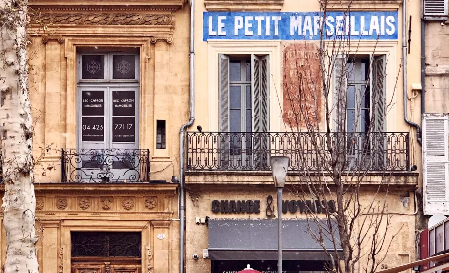 Alte romantische Hausfassade von Le Petit Marseillais in Frankreich 