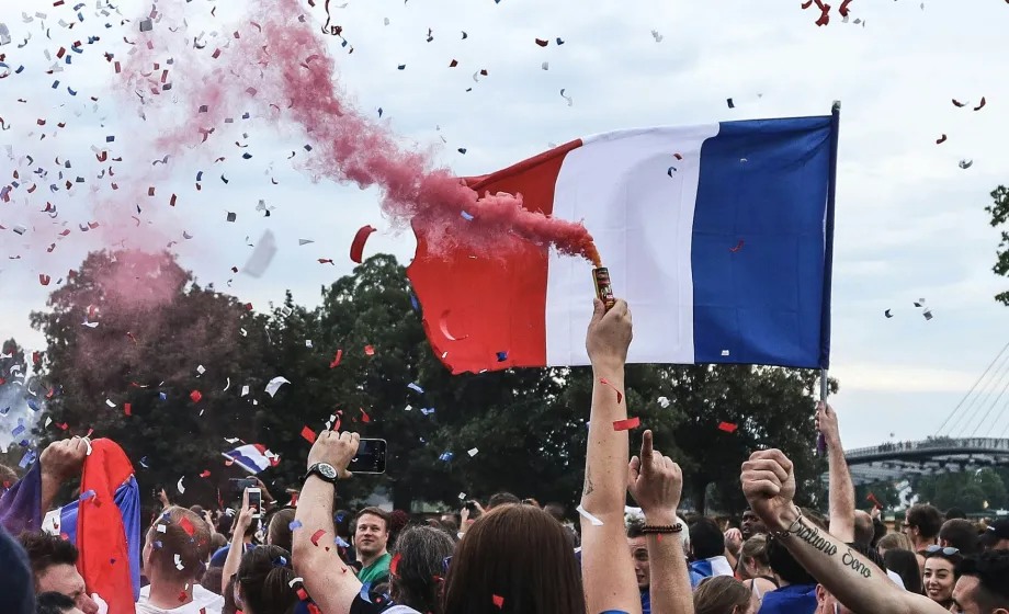 Die französische Nation feiert auf der Strasse mit Flaggen und Konfetti