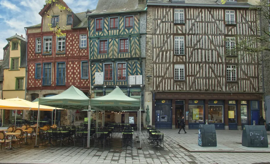 Altstadt von Strassburg historische Häuserfassaden und Cafes