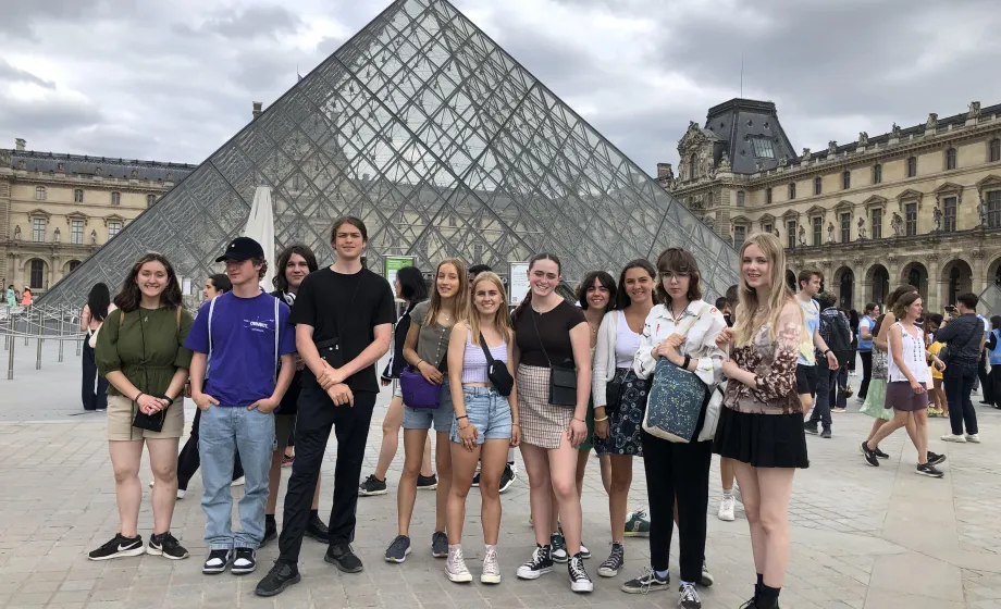 Austauschschüler Gruppenbild auf dem Areal des Louvre in Paris.