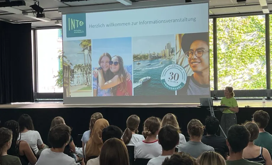 Präsentation in Gymnasium über Schüleraustausch mit grossem Publikum