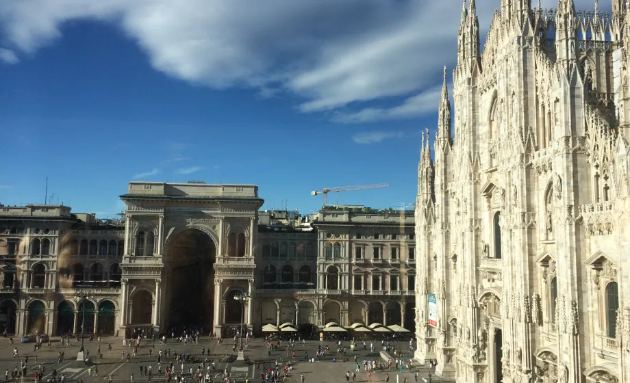 Palazzo mit historischer Kirche in Italien im Sonnenschein