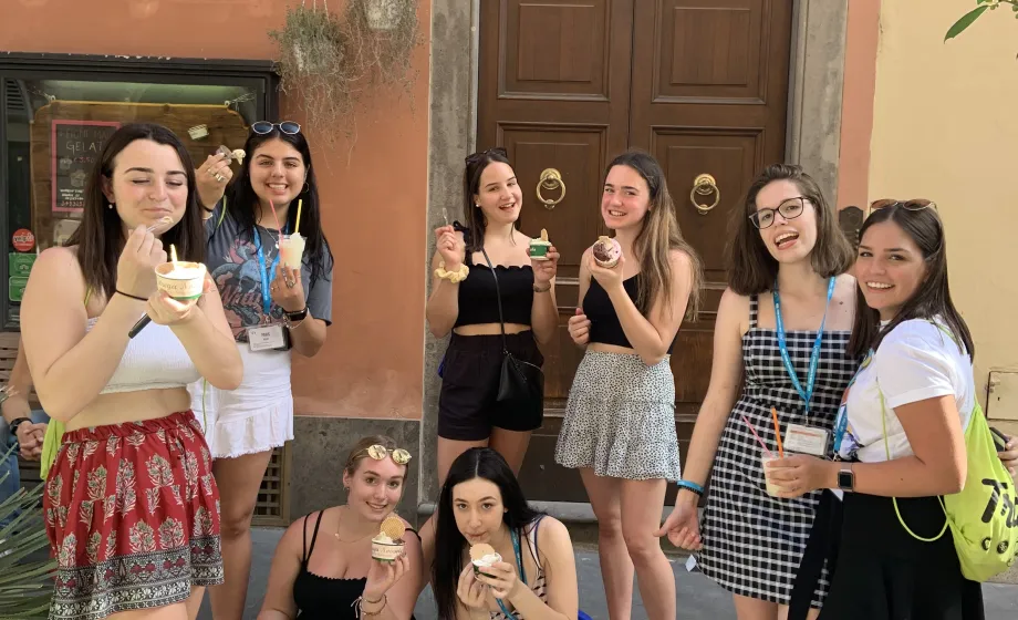 Austauschschülerinnen essen Gelati vor Haus in Italien