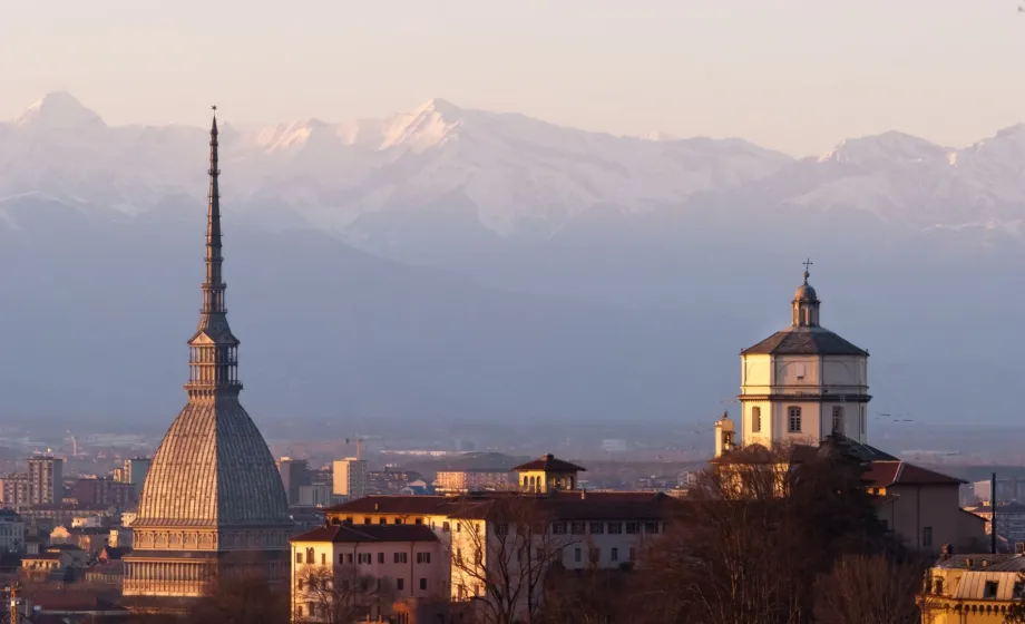 Italienische Alpen mit Kirchenturm im Vordergrund Abendstimmung