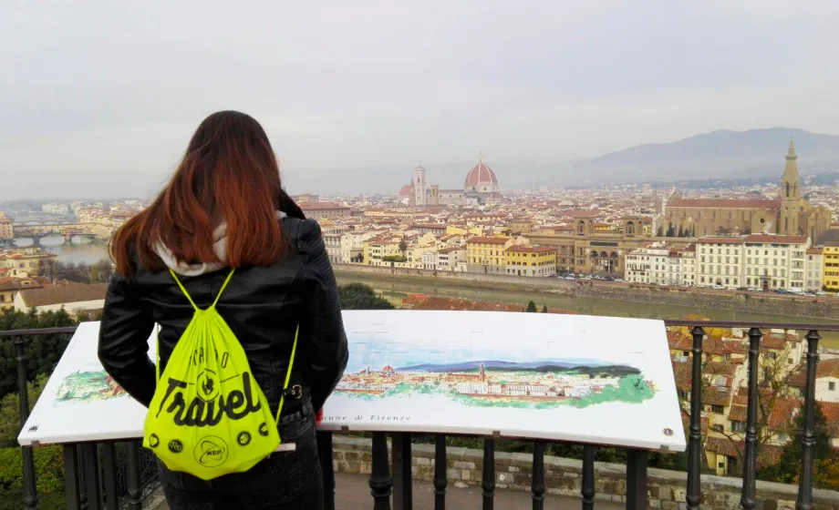 Schülerin von hinten mit Sicht auf Florenz von Aussichtspunkt