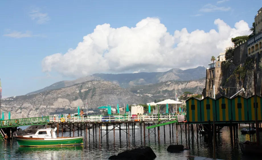 Italienisches Küstenstädtchen mit Wasser, Boot und Badehäuschen