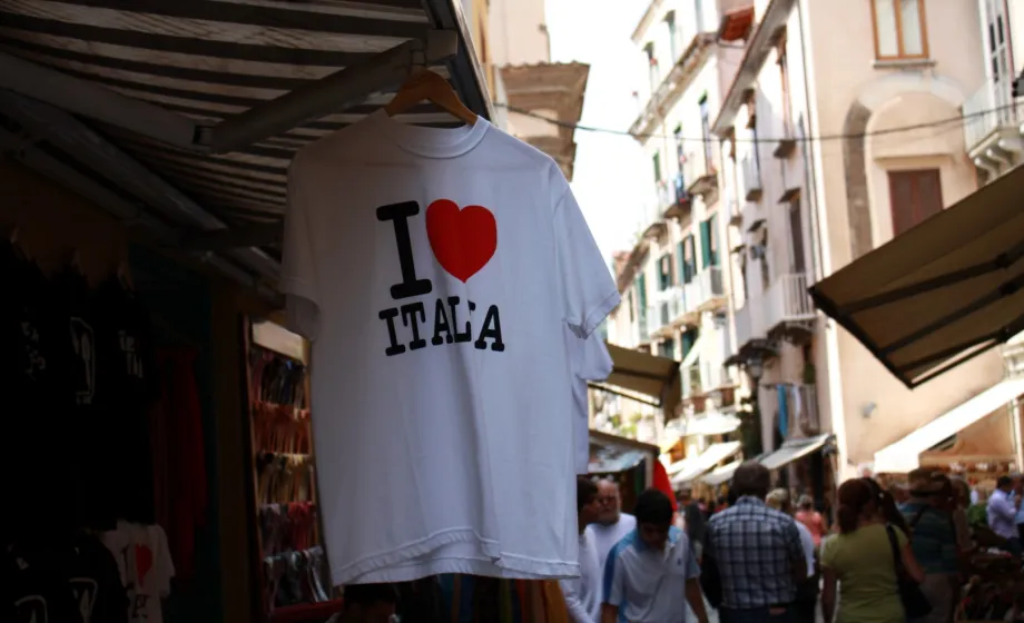 Hängendes I Love Italia T-Shirt in Altstadt am Markt