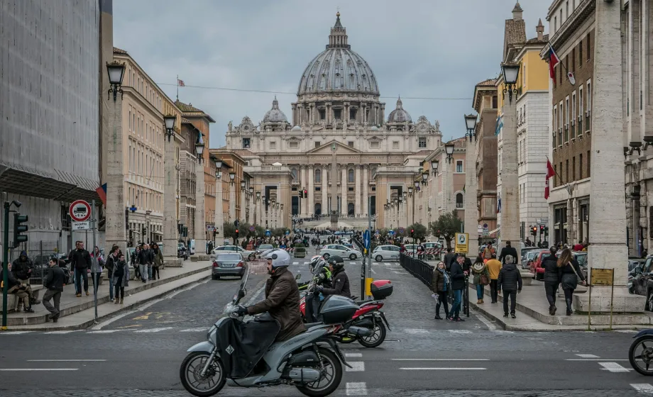 Historisches Gebäude in italienischem Stadtzentrum mit Motorfahrrad im Vordergrund