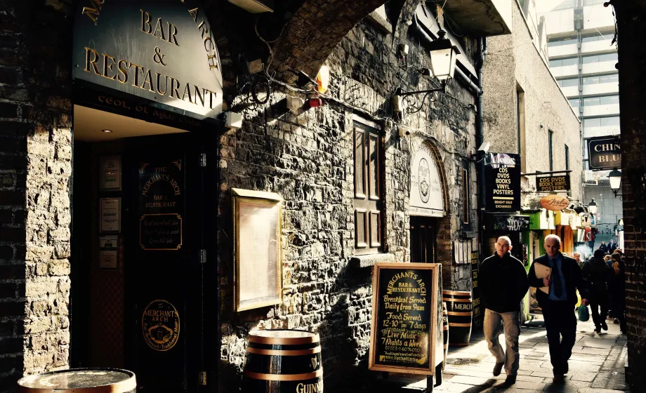 Gasse in Dublin im Schattenspiel durch historische Gebäude
