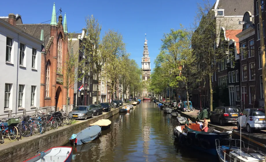Kanal durch Amsterdam mit Booten und Hausbooten