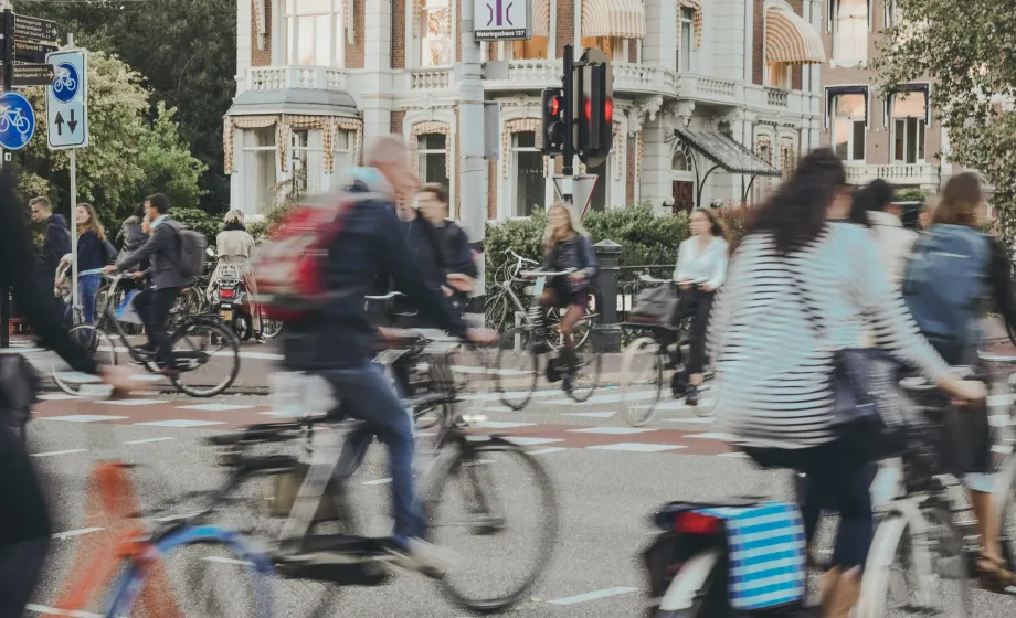 Viele pendelnde Fahrradfahrer in Amsterdam während Hauptverkehrszeit