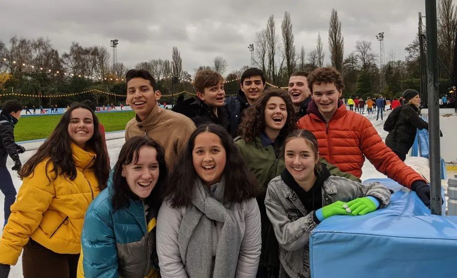 Gruppe Schüler am Eislaufen in Amsterdam