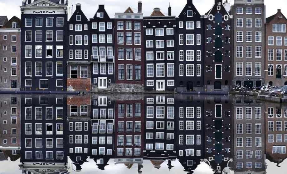 Altstadt-Häuserreihe spiegelt sich im Wasserkanal in den Niederlande
