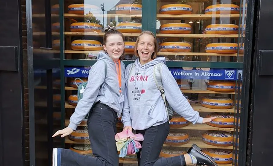 Zwei Mädchen posieren glücklich vor einer Käserei in Holland 