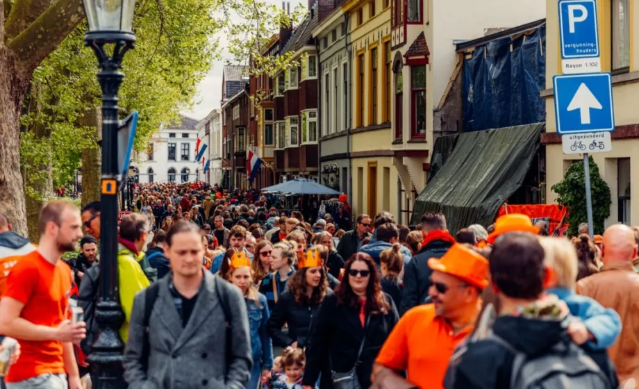 Viele Menschen in Orange an der Strassenfeier am Königstag der Niederlande