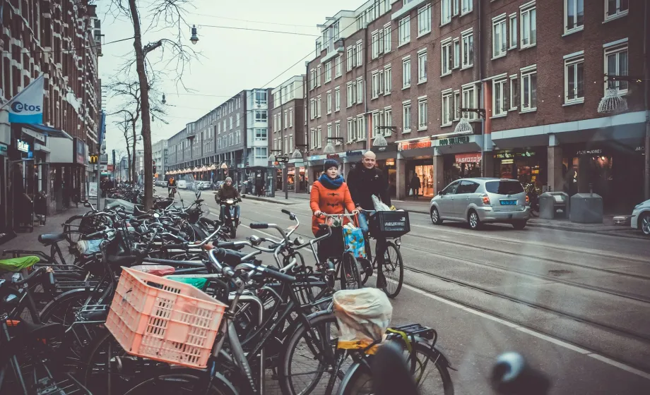 Zwei Fahrradfahrer durch Amsterdam im Winter