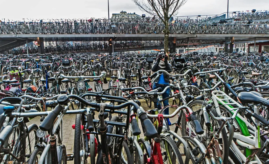 Riesiger Fahrradparkplatz in Amsterdam