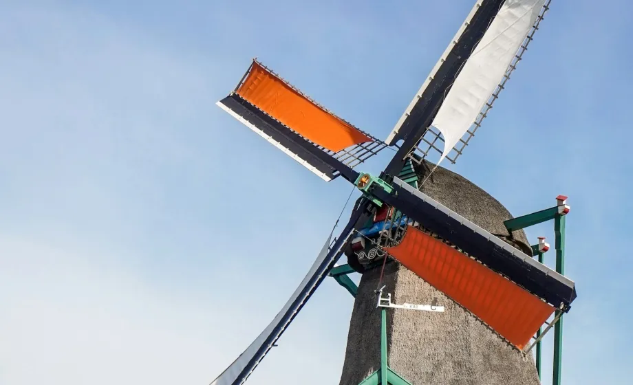 Alte Windmühle umrunden von Schilf in den Niederlande
